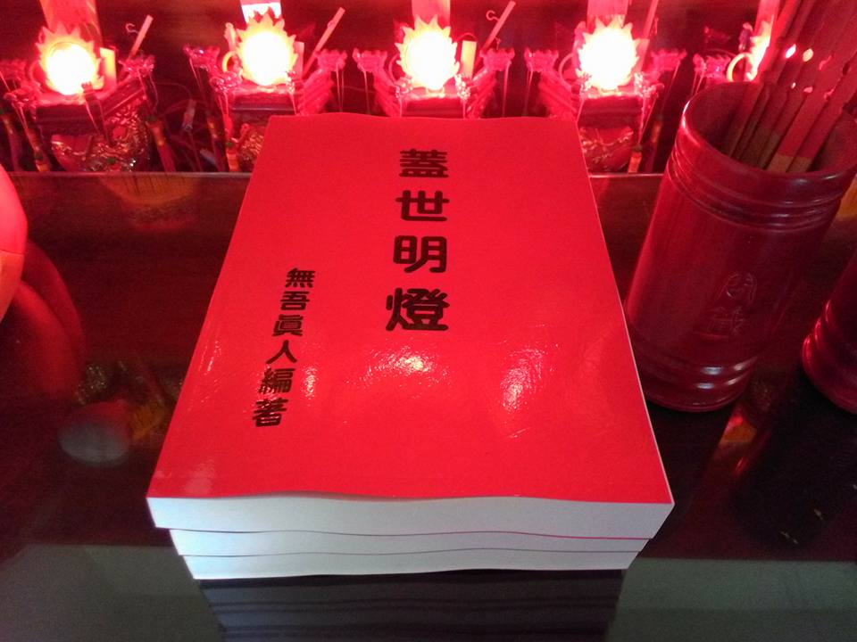 圖像裡可能有表格、飲料和室內